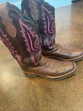 Justin Brown Smooth Quill Cowboy Boots with Pink Stitching. Sz 6 1/2 B